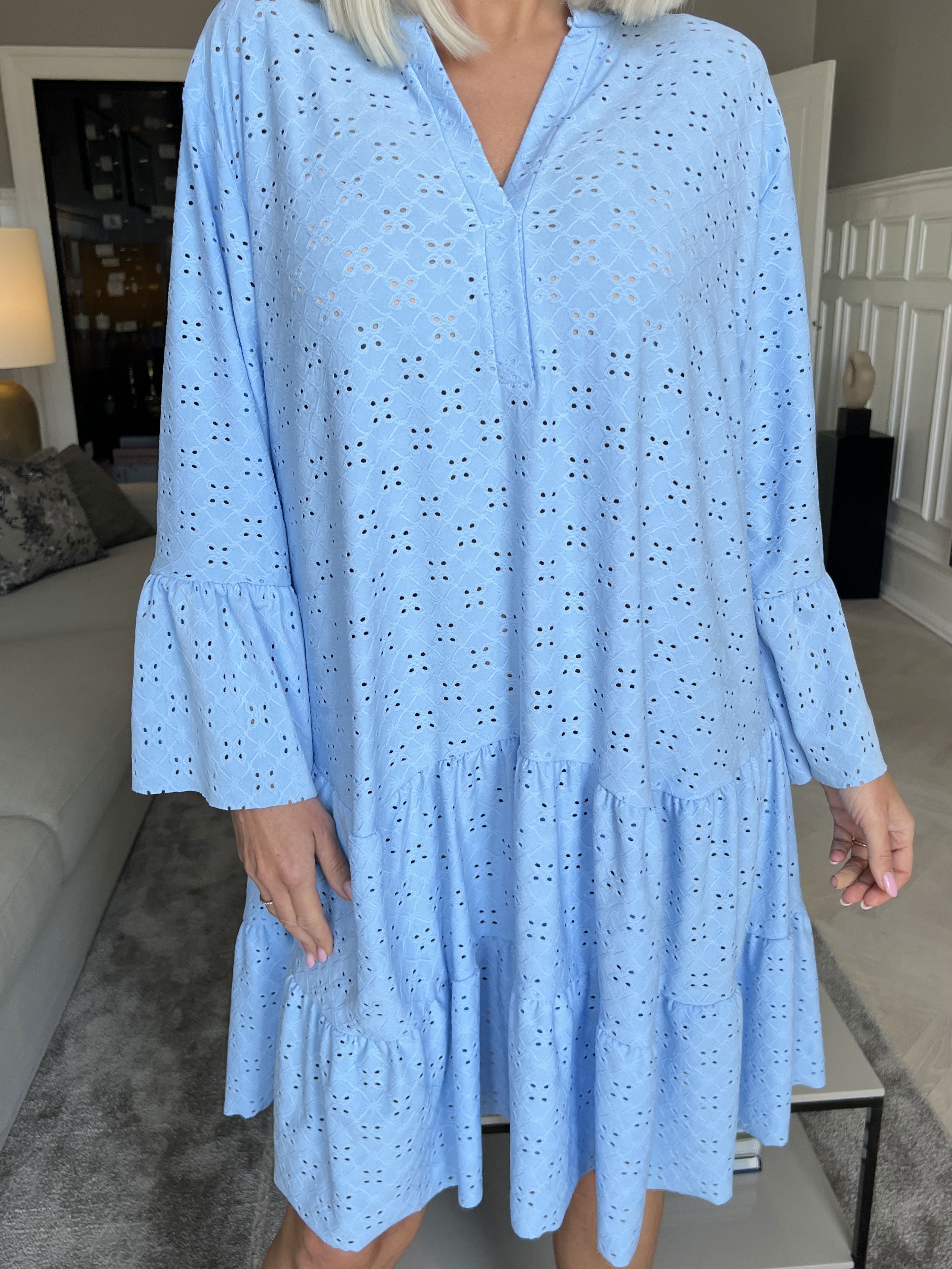 Indiana - Sød elastisk kjole i broderi anglaise